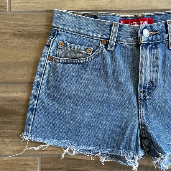 LEVI’S Classic Fit Customized Jean Shorts Sz 6 PET - Picture 3 of 8